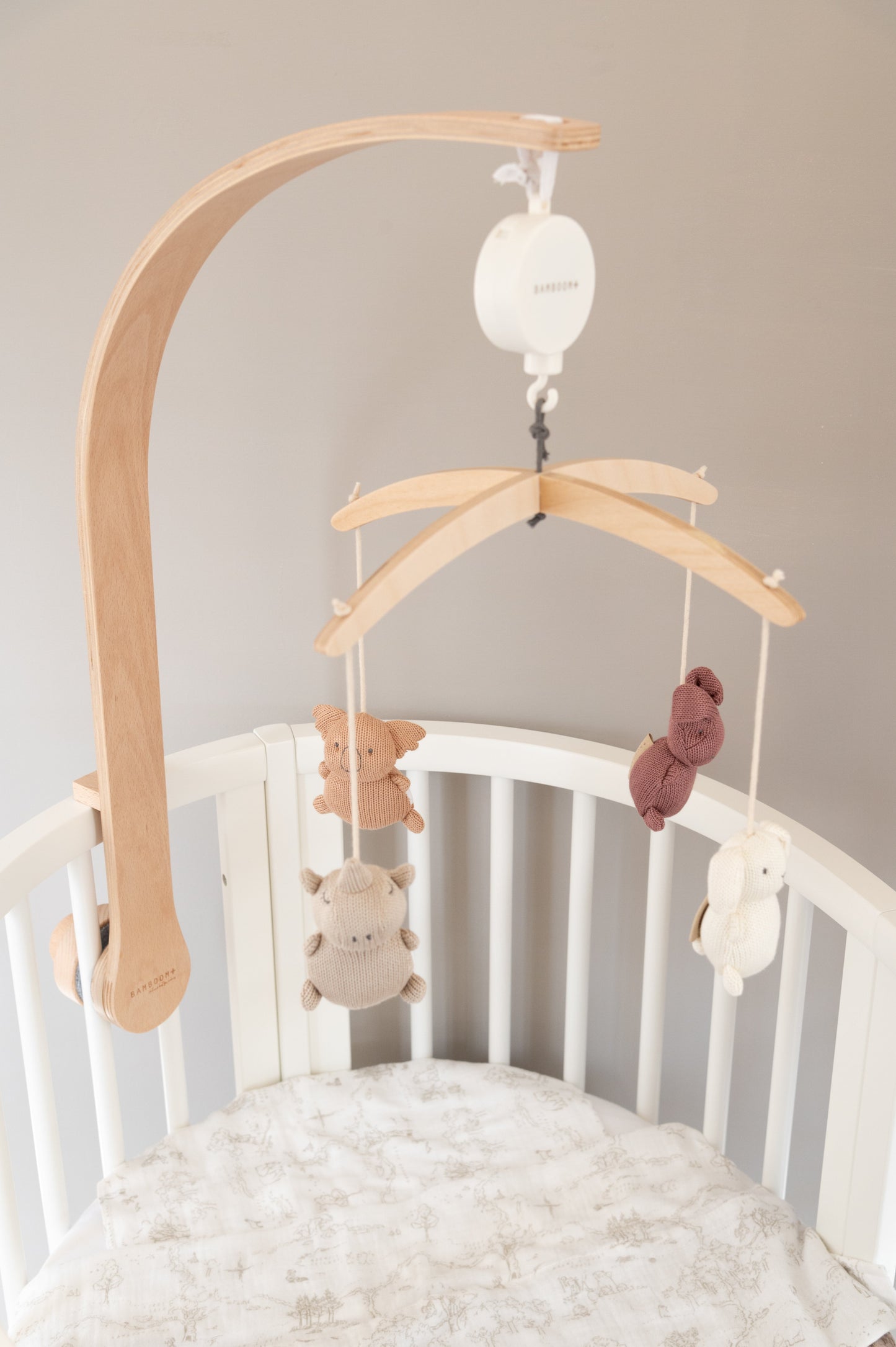 Bamboom Giostrina in legno con toys a maglia di Bambù - Animal Friends