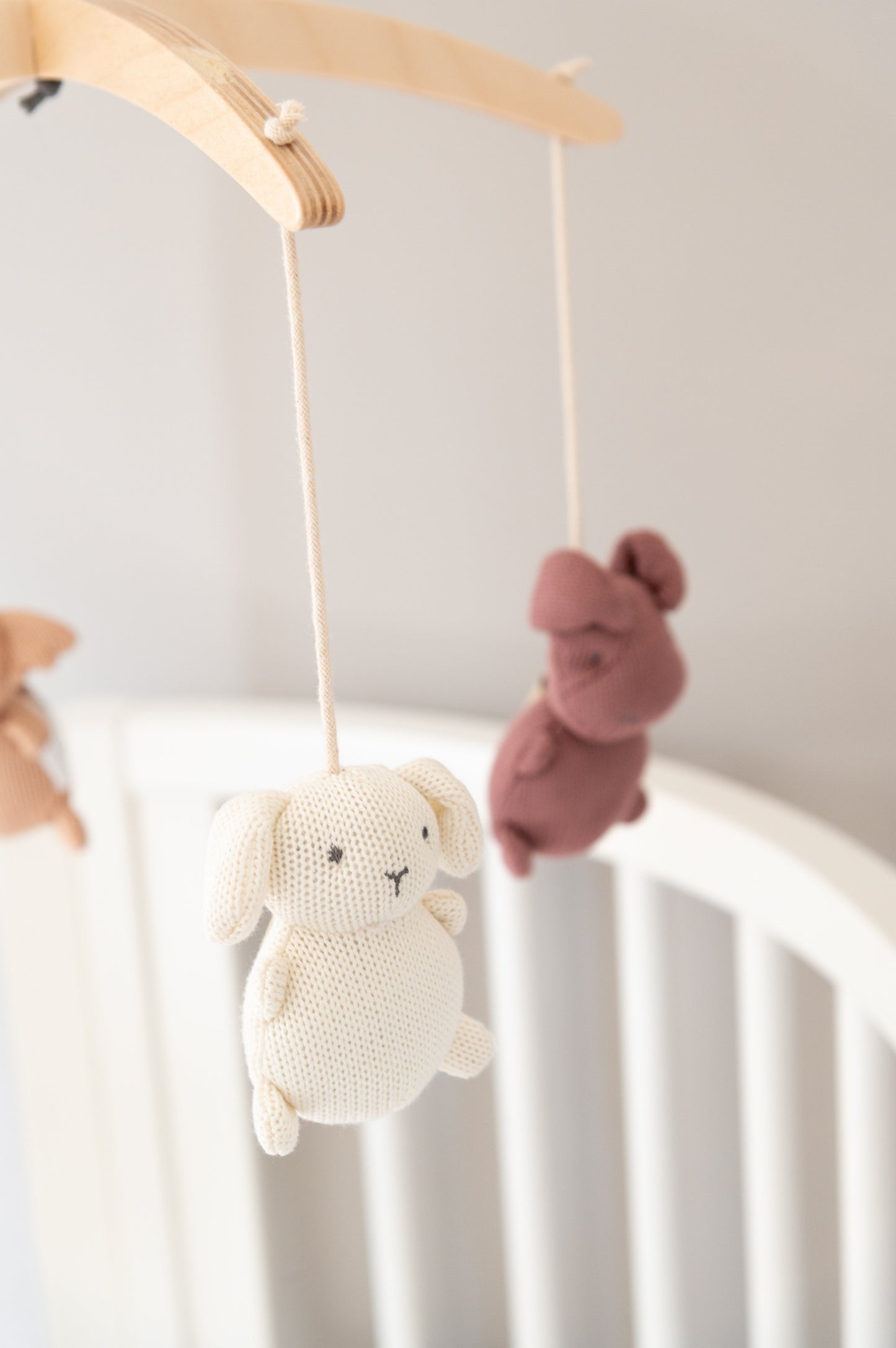 Bamboom Giostrina in legno con toys a maglia di Bambù - Animal Friends