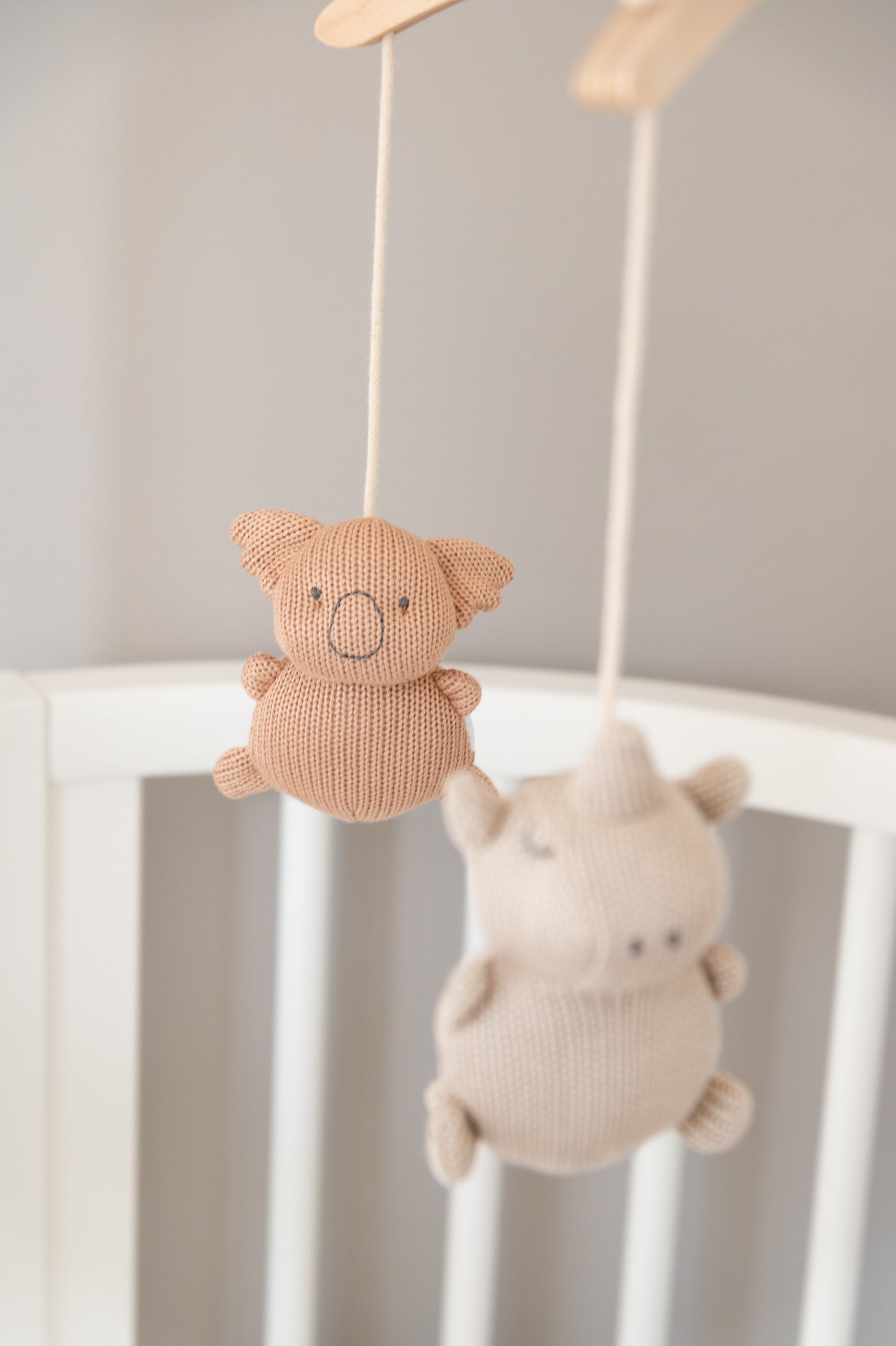 Bamboom Giostrina in legno con toys a maglia di Bambù - Animal Friends