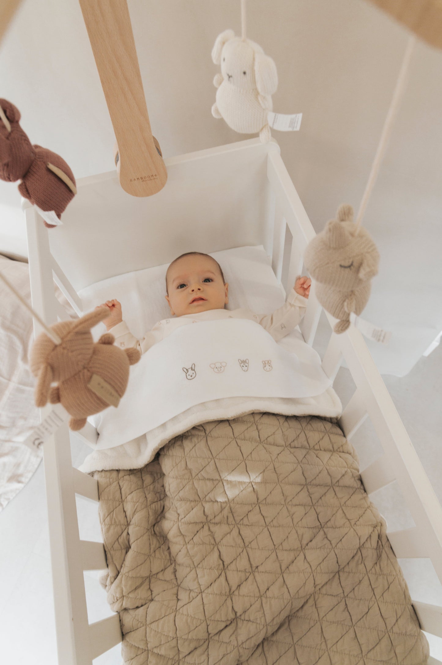 Bamboom Giostrina in legno con toys a maglia di Bambù - Animal Friends