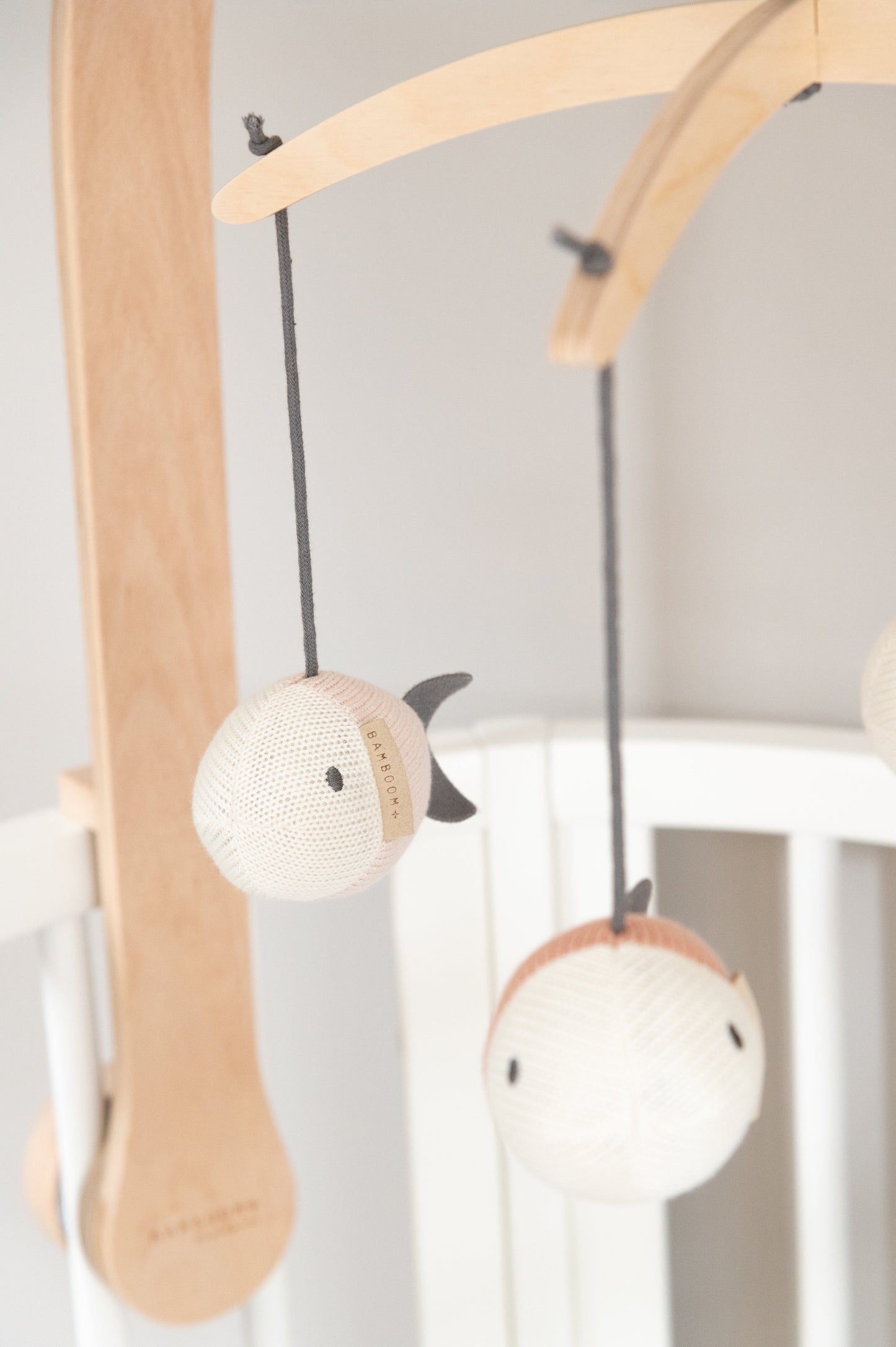 Bamboom Giostrina in legno con toys a maglia di Bambù Fish - FISH PINK 284
