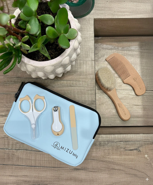 Mizu Baby - Mami Pure Set Azzurro - Pochette con Spazzola, pettine, Forbicine, Tagliaunghie e limetta in vetro