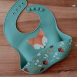 SASSI Bavaglino in silicone con tasca – VOLPE CRUNCHY