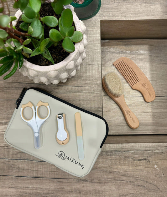 Mizu Baby - Mami Pure Set - BEIGE - Pochette con Spazzola, pettine, Forbicine, Tagliaunghie e limetta in vetro